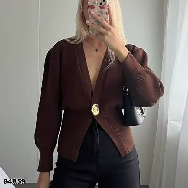 Suéter café manga larga con botón dorado