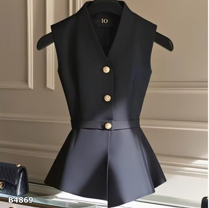 Blusa negra desmangada con botones dorados