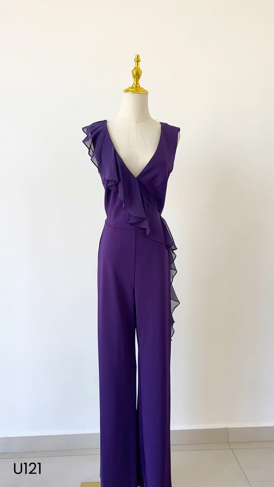 Jumpsuit en color morado desmangado formal