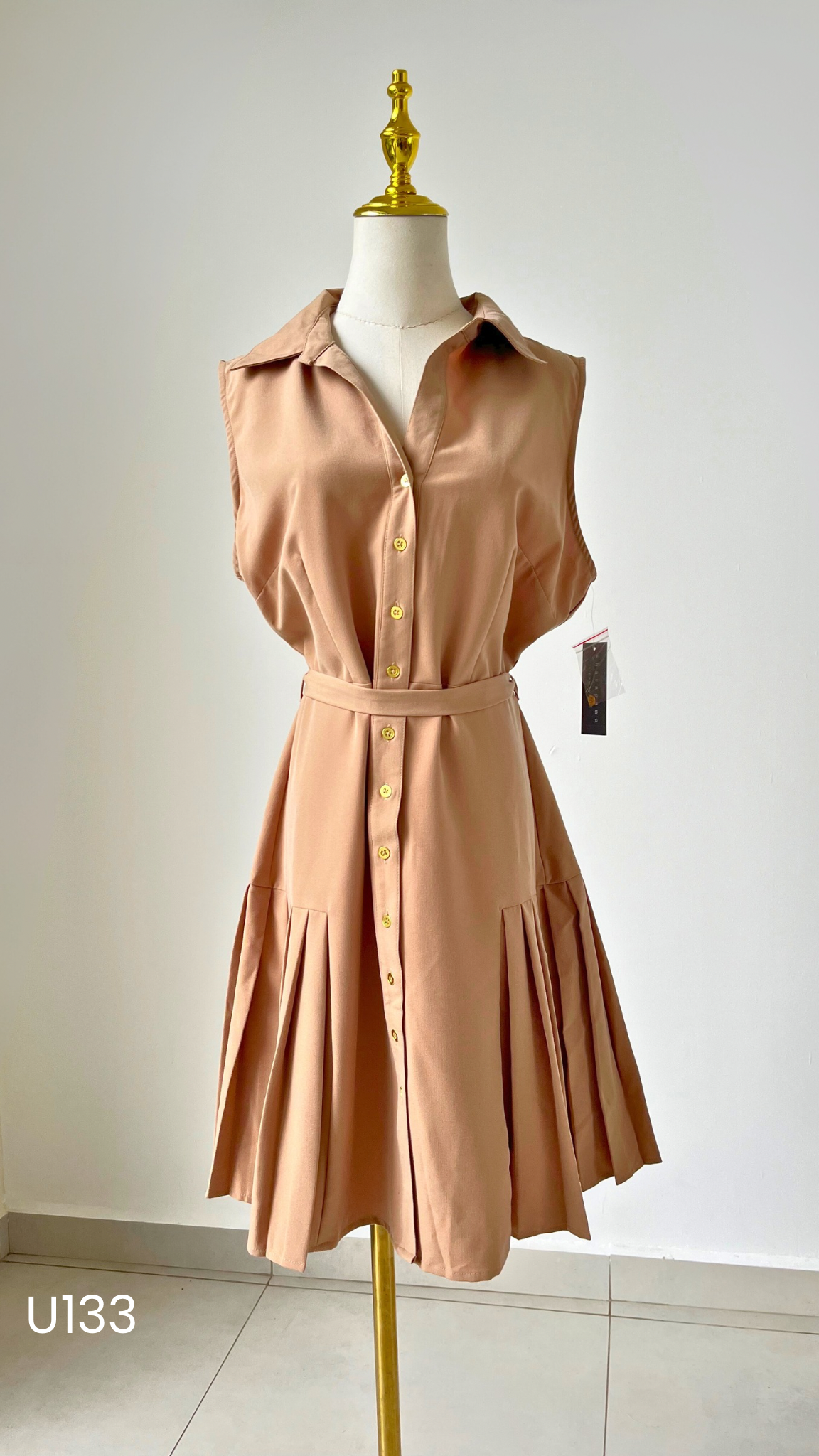 Vestido café desmangado con cinturón