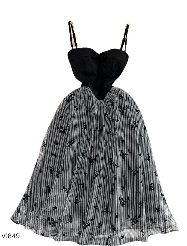 Vestido de tirantes negro estampado acampanado