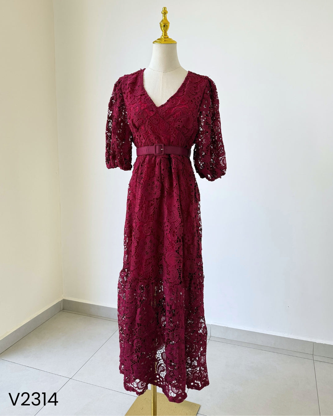 Vestido ocre de blonda midi con fajón