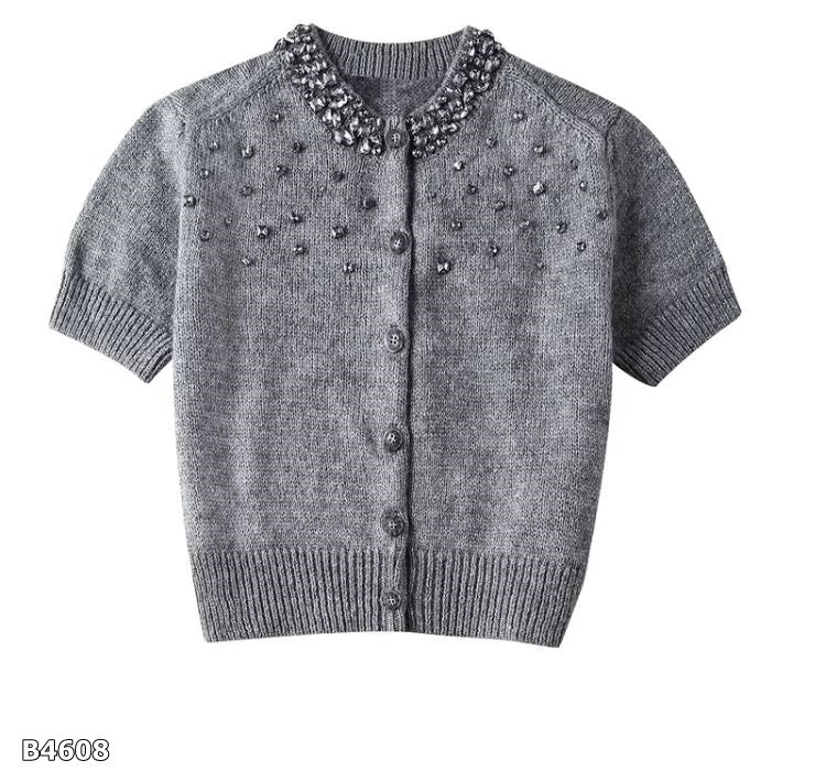Blusa gris manga corta tela de punto con pedrería