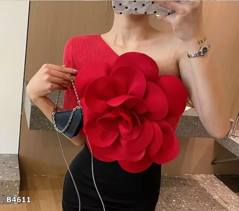 Blusa roja o rosa claro con flor