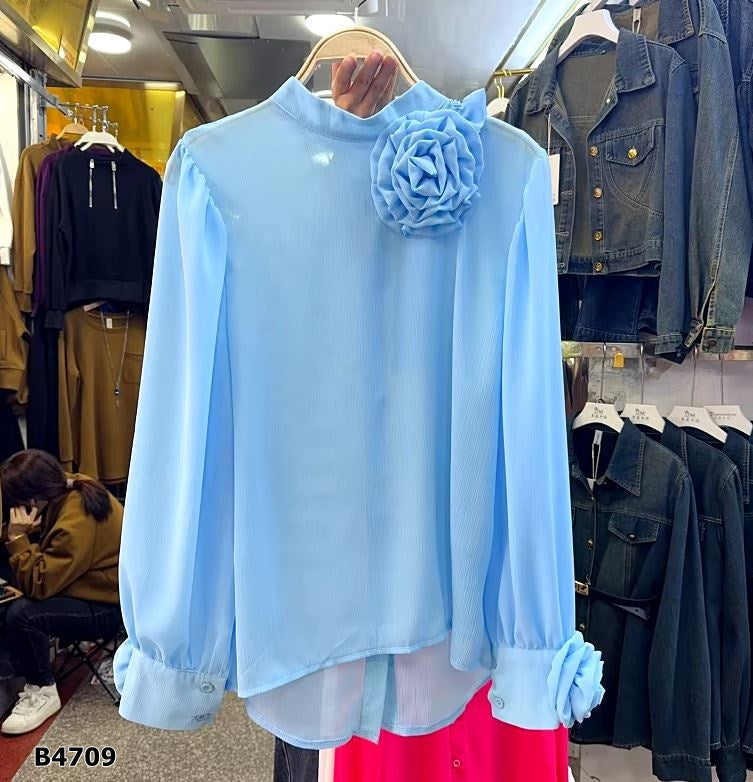 Blusa celeste manga larga con flores y forro