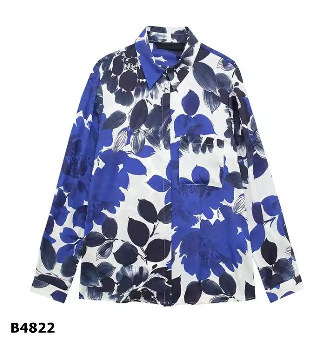 Blusa manga larga floreada azul y negro