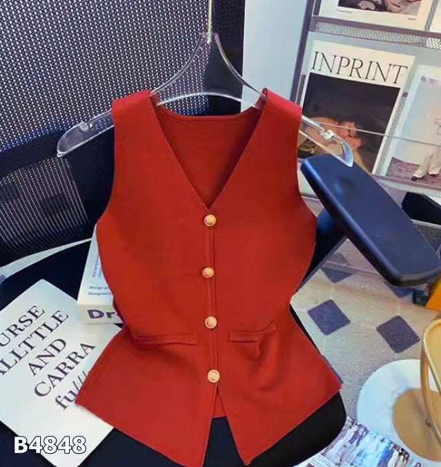 Blusa desmangada rojo vino o blanca con botones dorados
