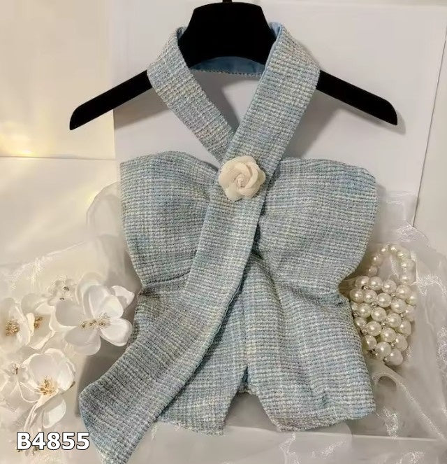 Top azul con flor blanca