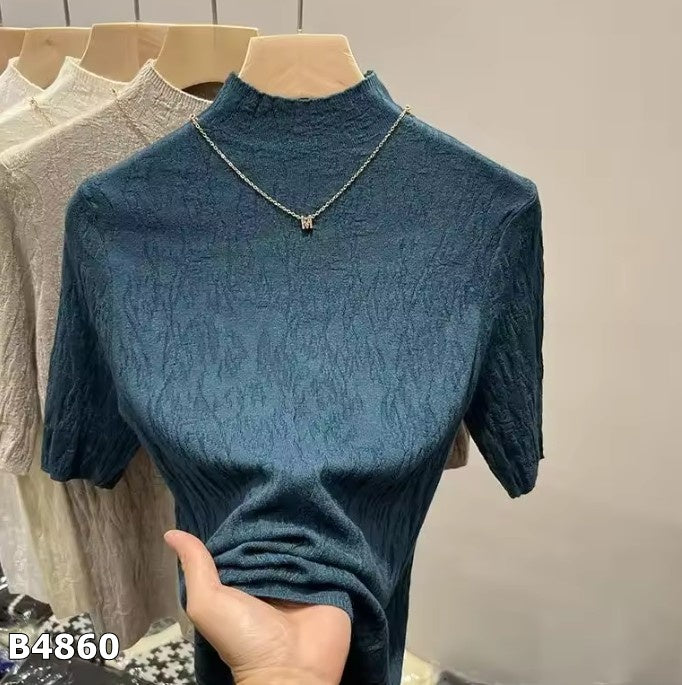 Blusa azul manga corta con collar dorado