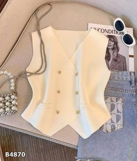 Blusa de tela de punto corta con botones dorados