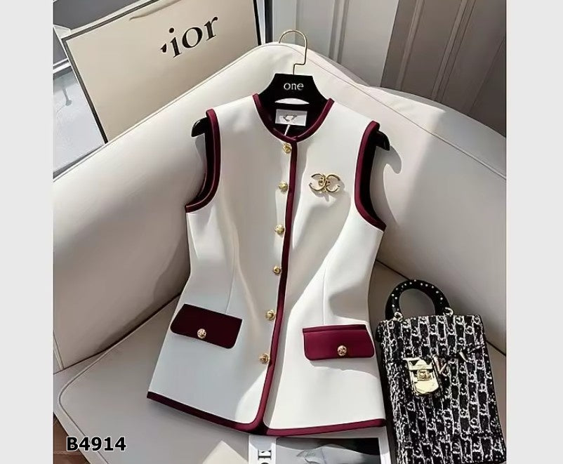 Blusa blanca con rojo y pines dorados