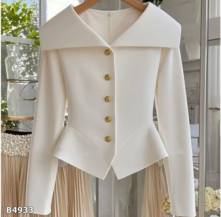 Blusa beige manga larga con botones dorados