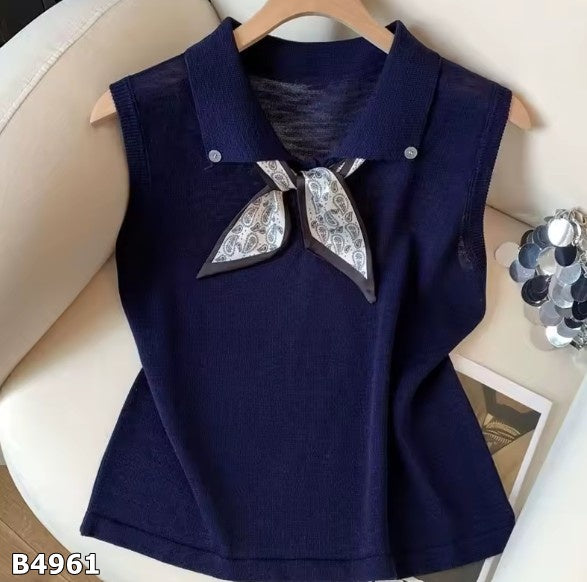 Blusa azul marino desmangada con mascada