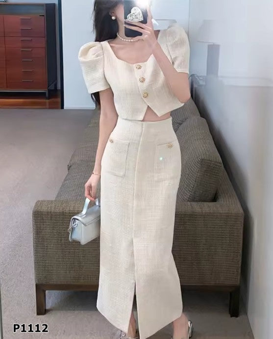 Set falda midi beige con top y botones con pedrería