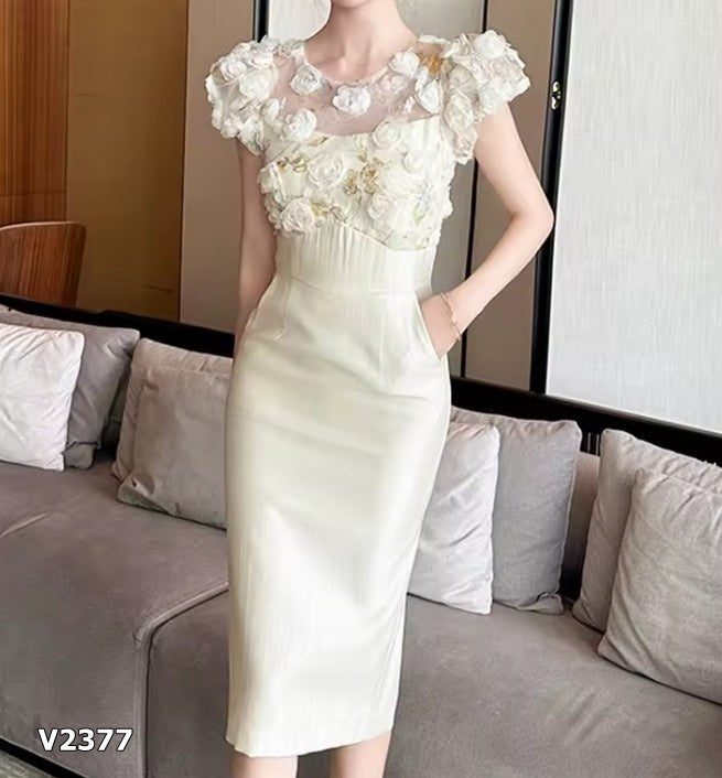 Vestido beige con flores ajustado formal
