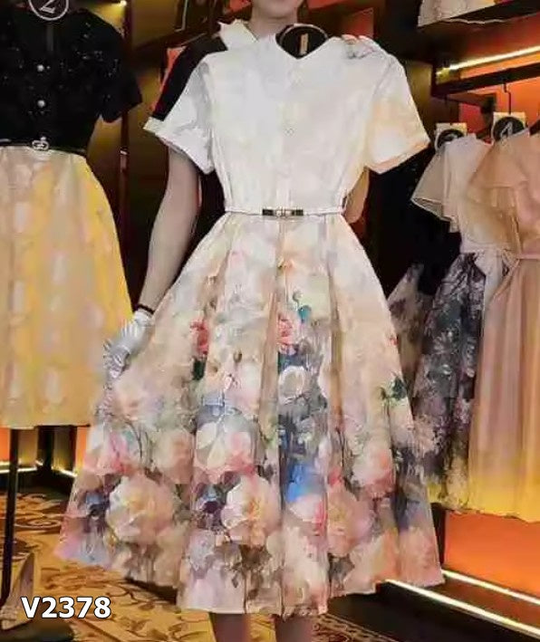 Vestido beige con estampado y faja