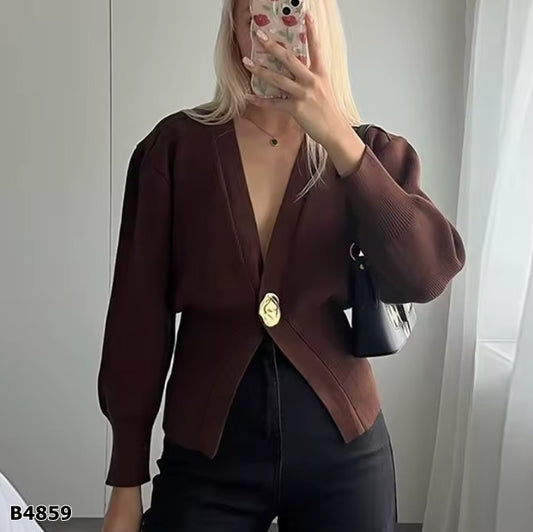 Suéter café manga larga con botón dorado