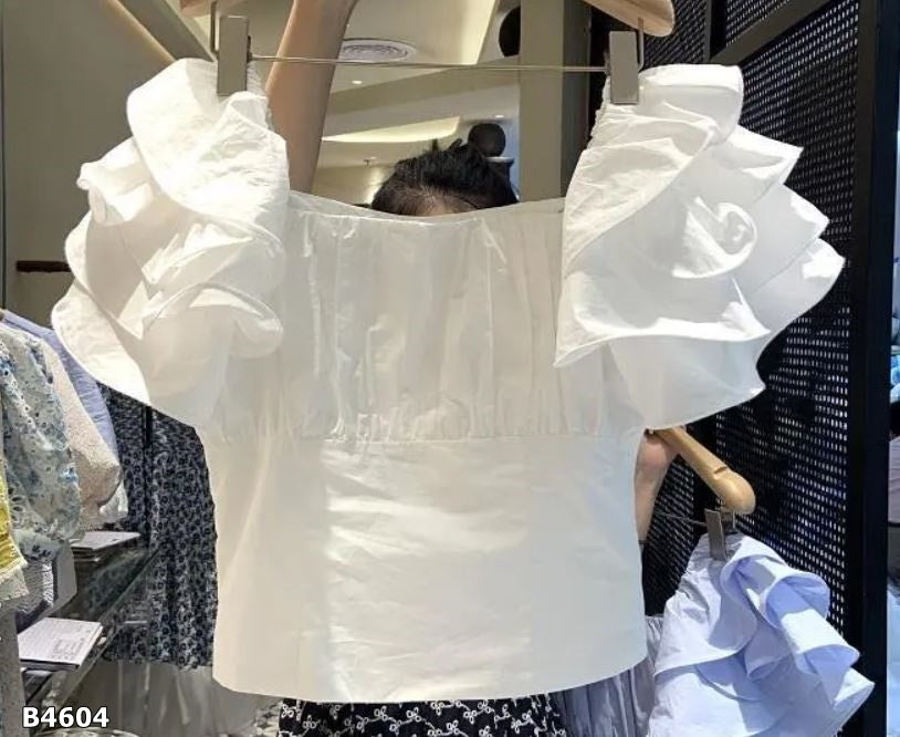 Blusa blanca o celeste con mangas vueludas