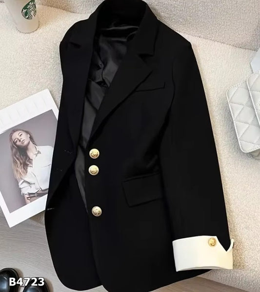 Blazer negro con blanco y botones dorados