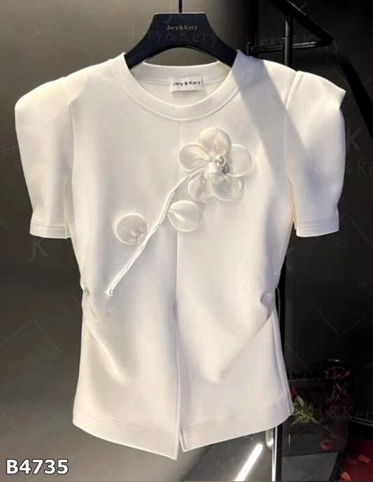 Blusa blanca manga corta con flor