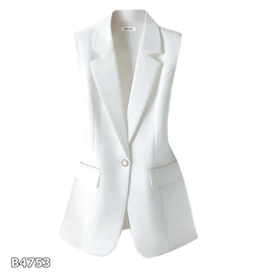Blazer blanco desmangado con detalles