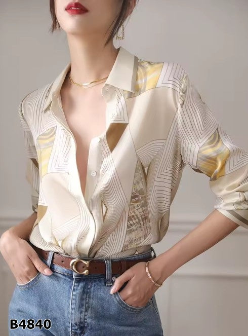 Blusa tipo seda estampada beige con amarillo