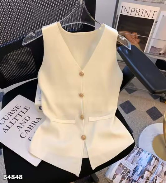 Blusa desmangada rojo vino o blanca con botones dorados