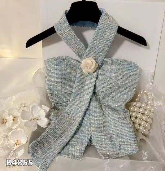 Top azul con flor blanca