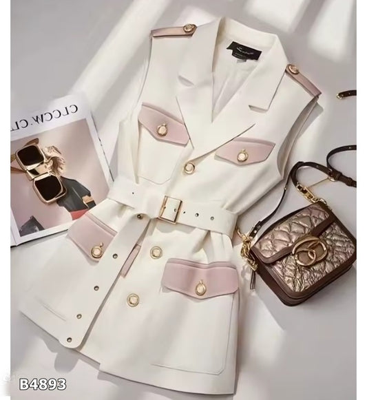 Blusa tipo chaleco rosa con blanco y botones dorados