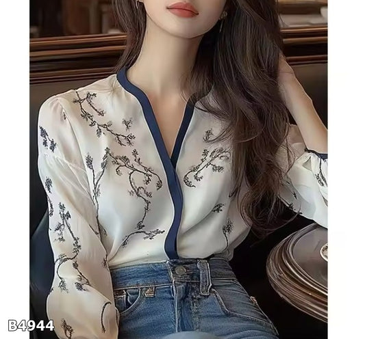 Blusa blanca estampada azul manga larga