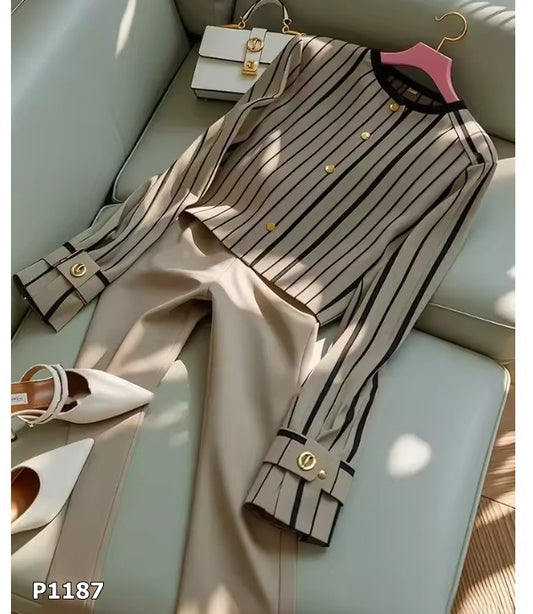 Set beige de dos piezas blusa y pantalón