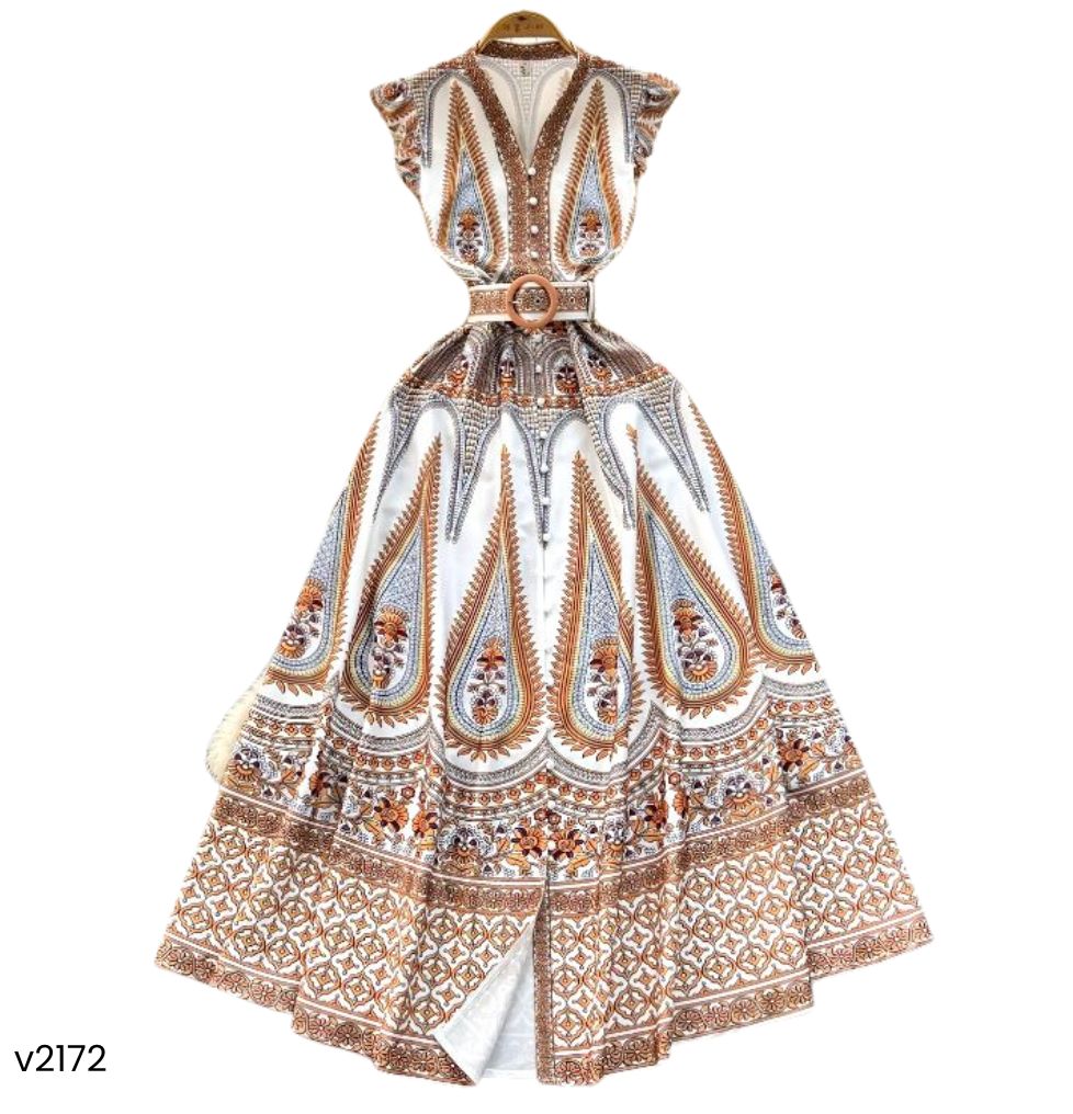 Vestido largo blanco estampado en tonos tierra con fajón