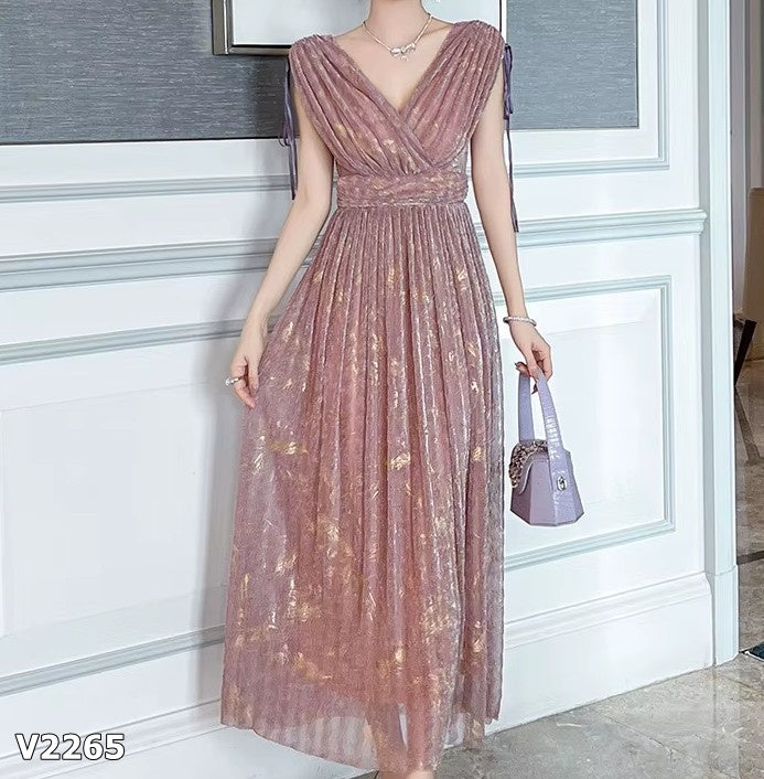 Vestido midi rosa con dorado cuello en V