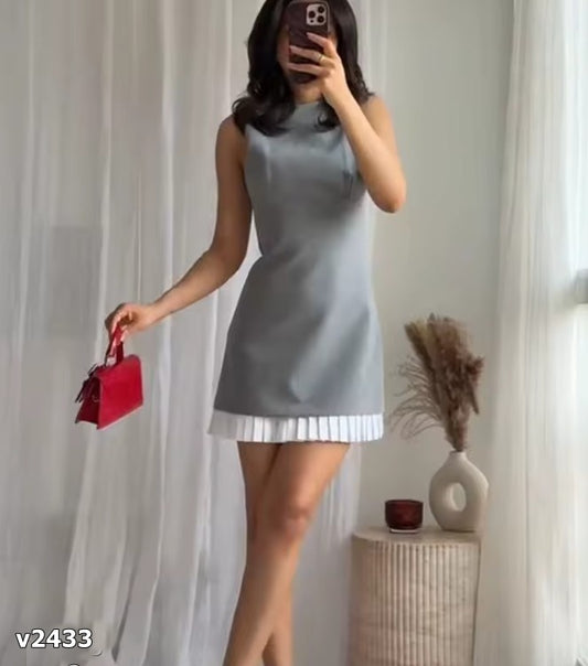 Vestido gris con blanco corto desmangado